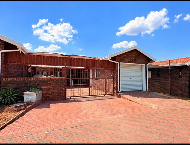 2 BEDROOM TOWNHOUSE FOR SALE IN DUNCANVILLE